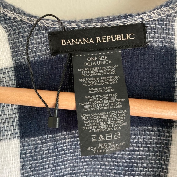 New Banana republic women’s poncho with some wool Cashmere blend - Picture 3 of 4